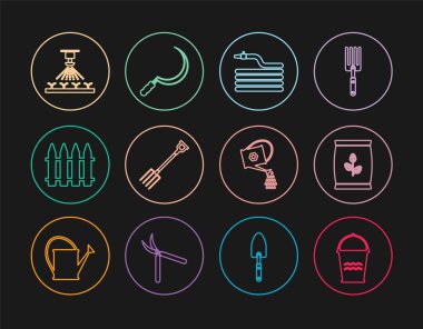 Hat Kova Gübre Torbası Bahçe Hortumu ya da yangın hortumu yabası çiti otomatik sulama fıskiyeleri ve Orak ikonu. Vektör.