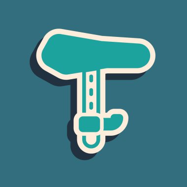 Yeşil arka planda izole edilmiş yeşil bisiklet koltuğu simgesi. Bisiklet eyeri. Uzun gölge tarzı. Vektör.