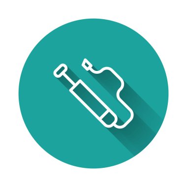 Beyaz çizgi bisiklet pompası ikonu uzun gölgeli izole edilmiş. Yeşil daire düğmesi. Vektör.