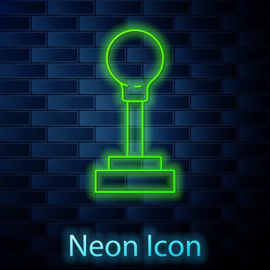 Parlayan neon çizgisi şekil değiştiren simgesi tuğla duvar arka planında izole edildi. Elle iletim simgesi. Vektör.