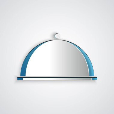 Gri arka planda izole edilmiş bir tepsi yemek ikonu ile kaplanmış kağıt kesiği. Tepsi ve kapak. Kapaklı bir restoran saati. Mutfak eşyaları sembolü. Kağıt sanatı tarzı. Vektör İllüstrasyonu.