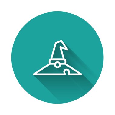 Beyaz çizgi cadı şapkası simgesi uzun gölge arkaplan izole. Mutlu Cadılar Bayramı Partisi. Yeşil daire düğmesi. Vektör.