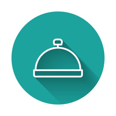 Uzun gölgeli arka plan ile izole edilmiş bir tepsi yiyecek ikonu ile kaplanmış beyaz çizgi. Tepsi ve kapak işareti. Kapaklı bir restoran saati. Yeşil daire düğmesi. Vektör.