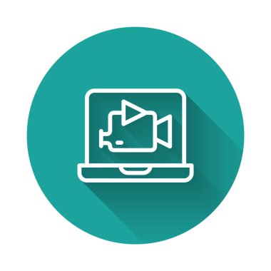 Beyaz çizgi Online video oynatma simgesi uzun gölge arkaplanı ile izole edildi. Oyun işaretli film şeridi. Yeşil daire düğmesi. Vektör.