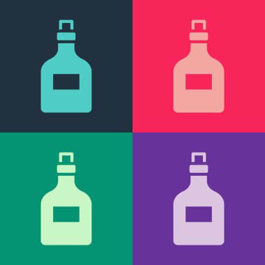 Pop Art Alkol içeceği. Renkli arka planda izole edilmiş rom şişesi ikonu. Vektör.