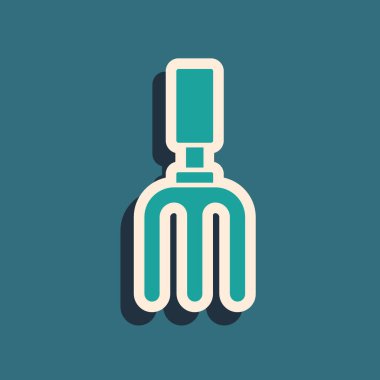 Yeşil Bahçe tırmık simgesi yeşil arkaplanda izole edildi. Bahçecilik, tarım, çiftçilik aleti. Toprak işçisi. Uzun gölge tarzı. Vektör.