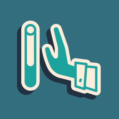 Yeşil arka planda izole edilmiş sigara ikonundan vazgeçiyor. Tütün tabelası. Sigara içme sembolü. Sağlıklı bir yaşam tarzı. Uzun gölge tarzı. Vektör.