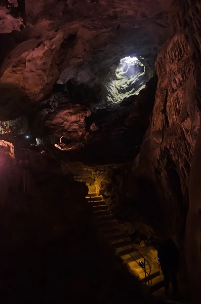 在一个山洞里的艾米-拜尔-科巴在克里米亚，乌克兰 — 图库照片