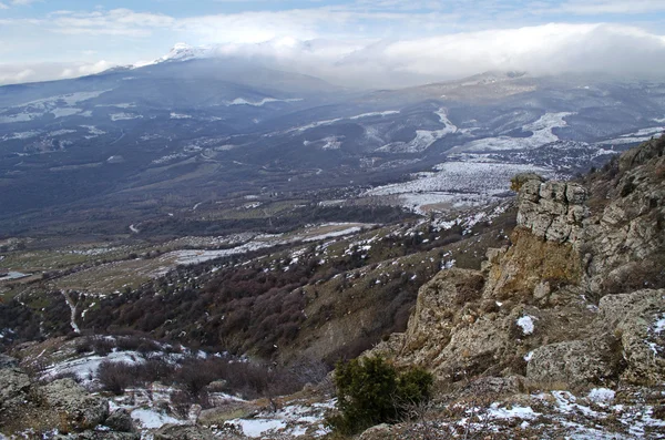 岩石在一月份克里米亚 (乌克兰) 北部 demerdzhi — 图库照片