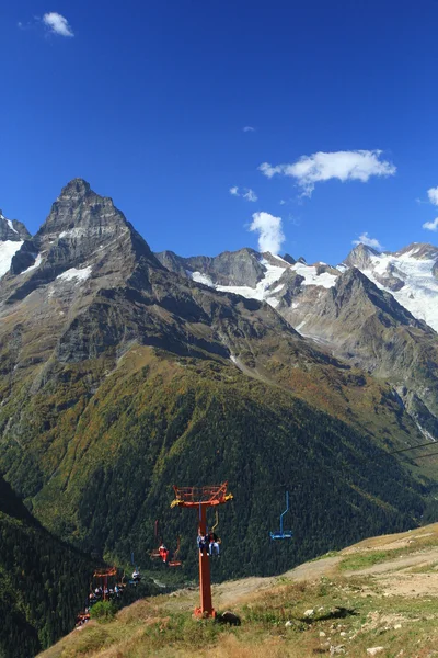 Ropeway against mountains. — Stock Photo, Image