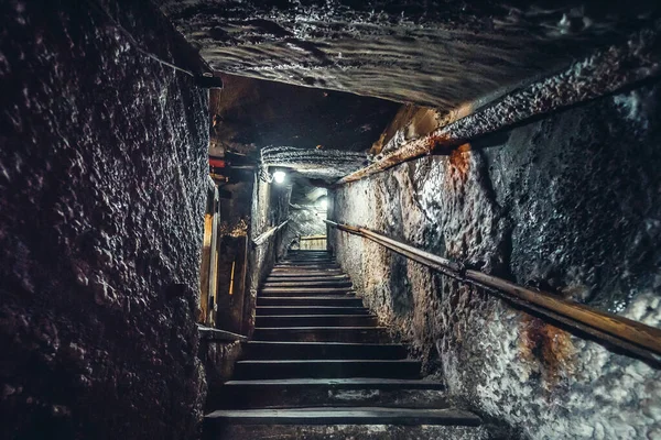 ルーマニアのカチカ 7月13 2019 カチカの塩鉱山の中の階段 — ストック写真