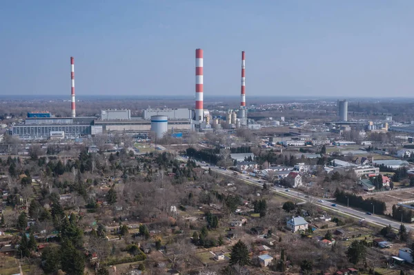 ポーランドのワルシャワにあるCzerniakowskie湖とSieierki発電所の煙突の上の割り当て庭園 — ストック写真