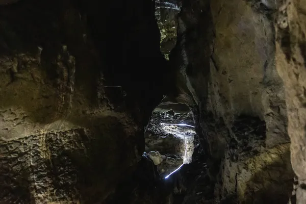 Paseo Turístico Cueva Bacho Kiro Parque Natural Bulgarka Cerca Ciudad —  Fotos de Stock