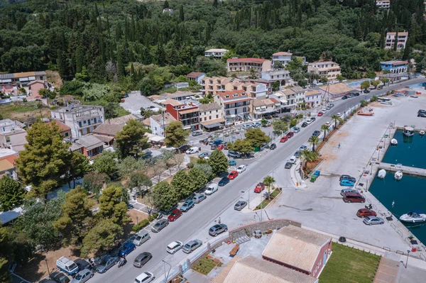 Benitses Grekland Juni 2021 Huvudvägen Benitses Stad Joniska Havets Strand — Stockfoto