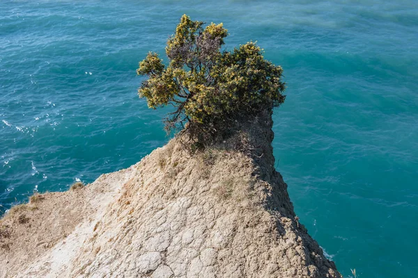ギリシャのコルフ島のシダリの町で有名な湾 いわゆる愛のチャネル上の崖の上 — ストック写真