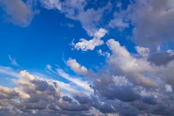 ブルガリアの黒海沿岸のシャブラ町の白い雲と青い空 — ストック写真