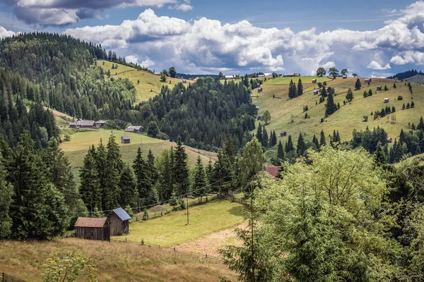 チウマルナ峠からの眺めルーマニアのモルダヴィア ムンテニアン カルパティアのパルマ峠とも呼ばれる — ストック写真