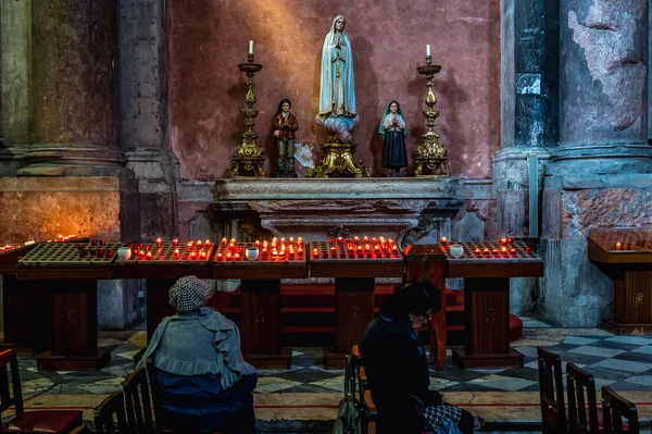 葡萄牙里斯本 2018年11月6日 里斯本圣多明戈斯教堂用蜡烛高唱圣坛 — 图库照片