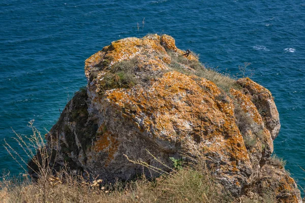 ブルガリアの黒海沿岸のカイラクラ岬の苔で覆われた岩 — ストック写真