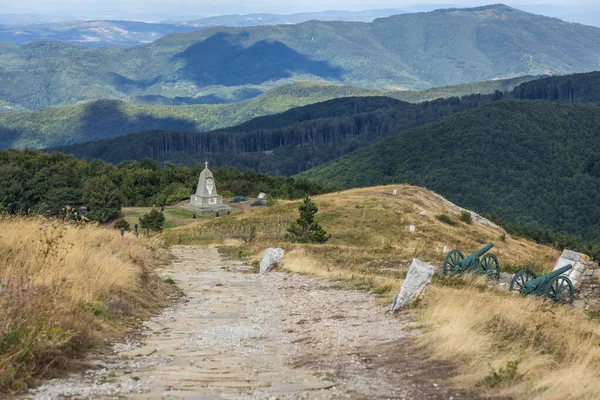 ブルガリアのバルカン山脈シシュカ峠におけるロシア皇帝アレクサンダー2世の追悼への道 — ストック写真