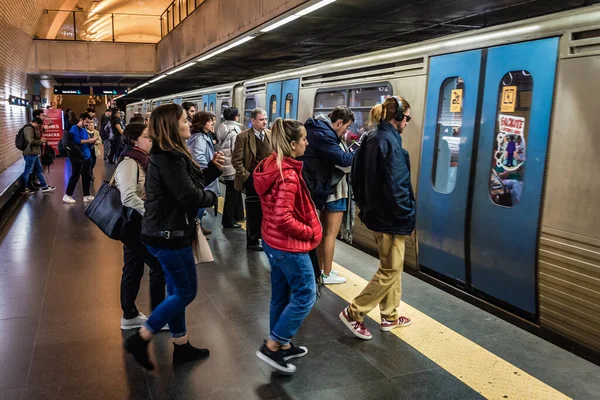 Lisboa Portugal Noviembre 2018 Commuters Baixa Chiado Metro Station Lisbon —  Fotos de Stock