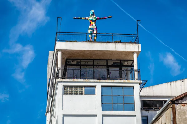 リスボン ポルトガル 2018年11月9日 産業の活気に満ちた地域を投稿するLxファクトリーのアート彫刻リスボン — ストック写真