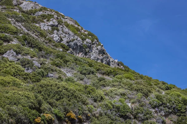 希腊科孚岛Agios Georgios村附近从通往Porto Timoni双海滩的路上看到的岩石斜坡 — 图库照片