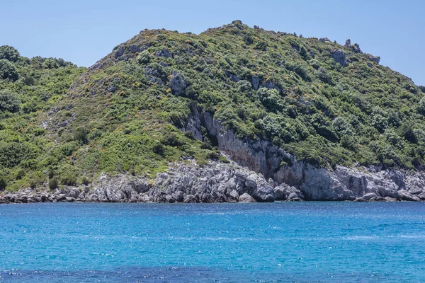 从希腊科孚岛Agios Georgios村附近的Porto Timoni双海滩看到的爱奥尼亚海岸 — 图库照片