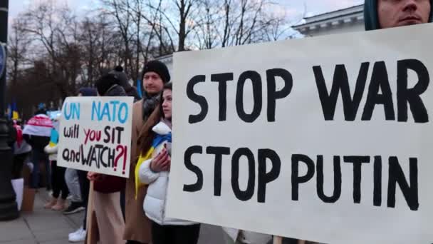 Protest Proti Ruské Invazi Ukrajinu Před Ruskou Ambasádou Varšavě Polsko — Stock video