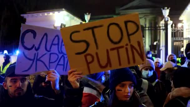 Протестующие Против Вторжения России Украину Перед Посольством России Варшаве — стоковое видео