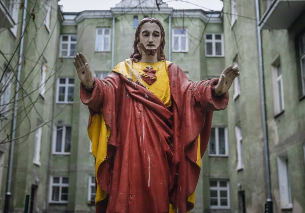 波兰华沙Targowa街居民大楼前的小神龛 上面有耶稣雕像 — 图库照片