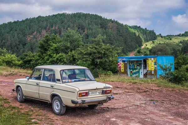 Nyrkiv Ucrania Junio 2016 Coche Lada Junto Las Ruinas Del — Foto de Stock