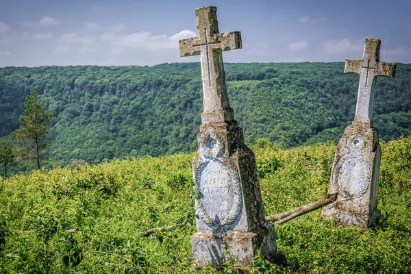 Nyrkiv Ucrania Junio 2016 Antiguas Lápidas Cementerio Abandonado Antigua Ciudad — Foto de Stock