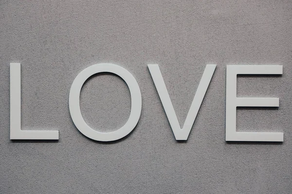 Das Wort Liebe Der Wand Mit Großbuchstaben Geschrieben — Stockfoto