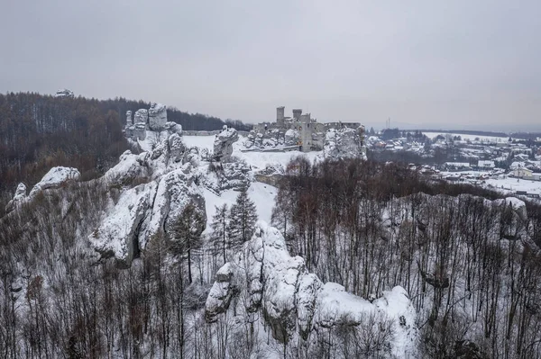 Afstand Uitzicht Ruïnes Van Historische Ogrodzieniec Kasteel Podzamcze Dorp Silezië — Stockfoto