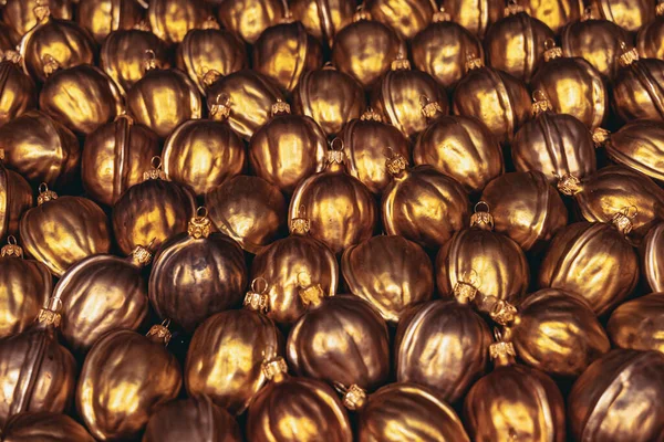 Een Stapel Gouden Traditionele Kerstballen — Stockfoto