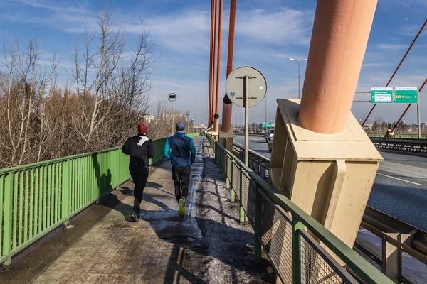 Warsaw Poland February 2021 Joggers Siekierkowski Bridge River Vistula River — Stock Photo, Image