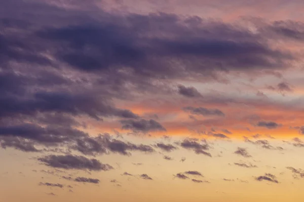 ポーランドの日没時の夕方の雲の風景 — ストック写真