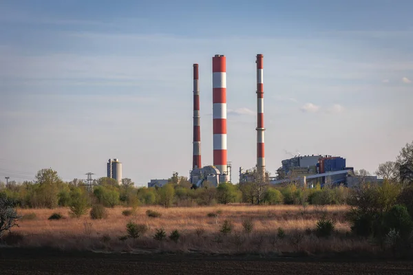 Καμινάδες Του Ηλεκτροπαραγωγικού Σταθμού Siekierki Στη Βαρσοβία Πολωνία — Φωτογραφία Αρχείου