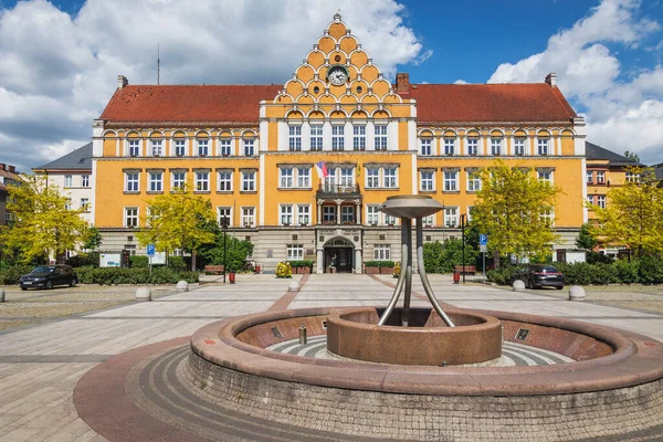 Czech Republic 2022年5月21日チェスキー テスンのチェコスロバキア陸軍広場の市庁舎と噴水のファサード — ストック写真