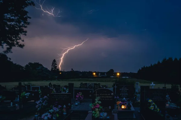 폴란드의 2022 폴란드 의루츠 마을에 묘지에서 수있는 가벼운 — 스톡 사진