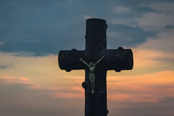 Cruz Pedra Uma Sepultura Durante Pôr Sol Polônia — Fotografia de Stock