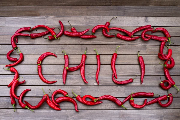 Slovo "chilli" na stole od papriky Chile — Stock fotografie