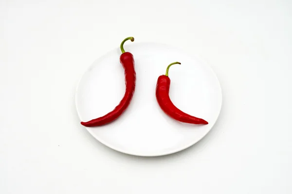 皿の上の 2 つ・ チリ ・ ペッパーズ — ストック写真