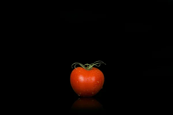 Tomate rouge entière sur fond noir — Photo