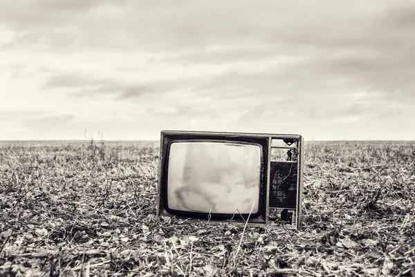 Старый телевизор - осеннее поле — стоковое фото