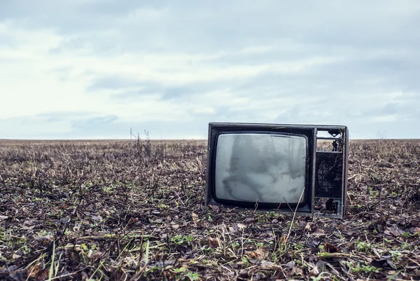 Старий телевізор осіннє поле — стокове фото