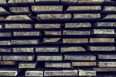 Sonunda eski ahşap parmaklıklar bir bölüme bakıyor