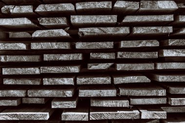 Sonunda eski ahşap parmaklıklar bir bölüme bakıyor