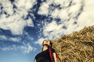 Kız düşünceli görünüyorsun bulutlu gökyüzü